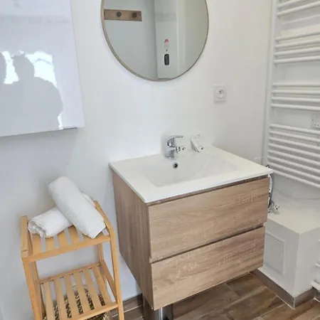 T2 Du Sanctuaire 400 M De La Grotte Wifi Tv Apartamento